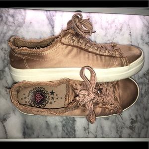 Distressed Baby Pink platform Sneakers